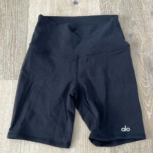 Alo Yoga 7” high waist shorts black XS